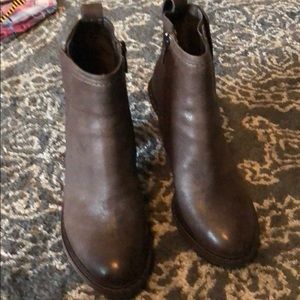 Clark’s brown boots Sz 6 new
